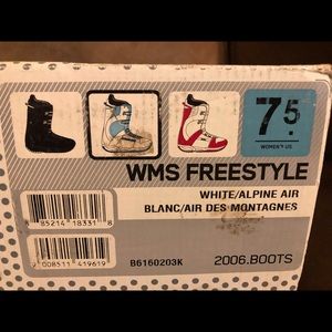 Women’s freestyle ski boot